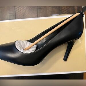 Brand New Michael Kohrs Dorothy Flex Pumps. Size 6. Black leather. Original box.